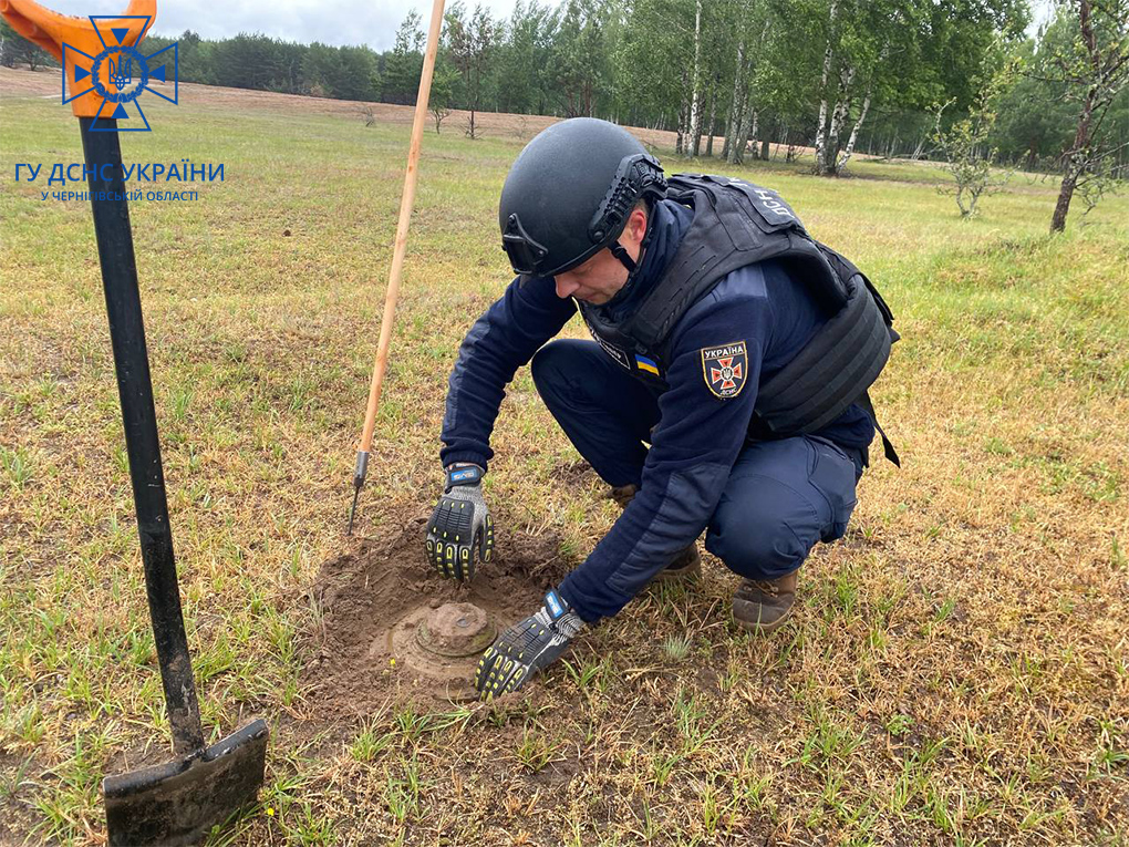 На Чернігівщини сапери продовжують очищати території від вибухонебезпечних предметів